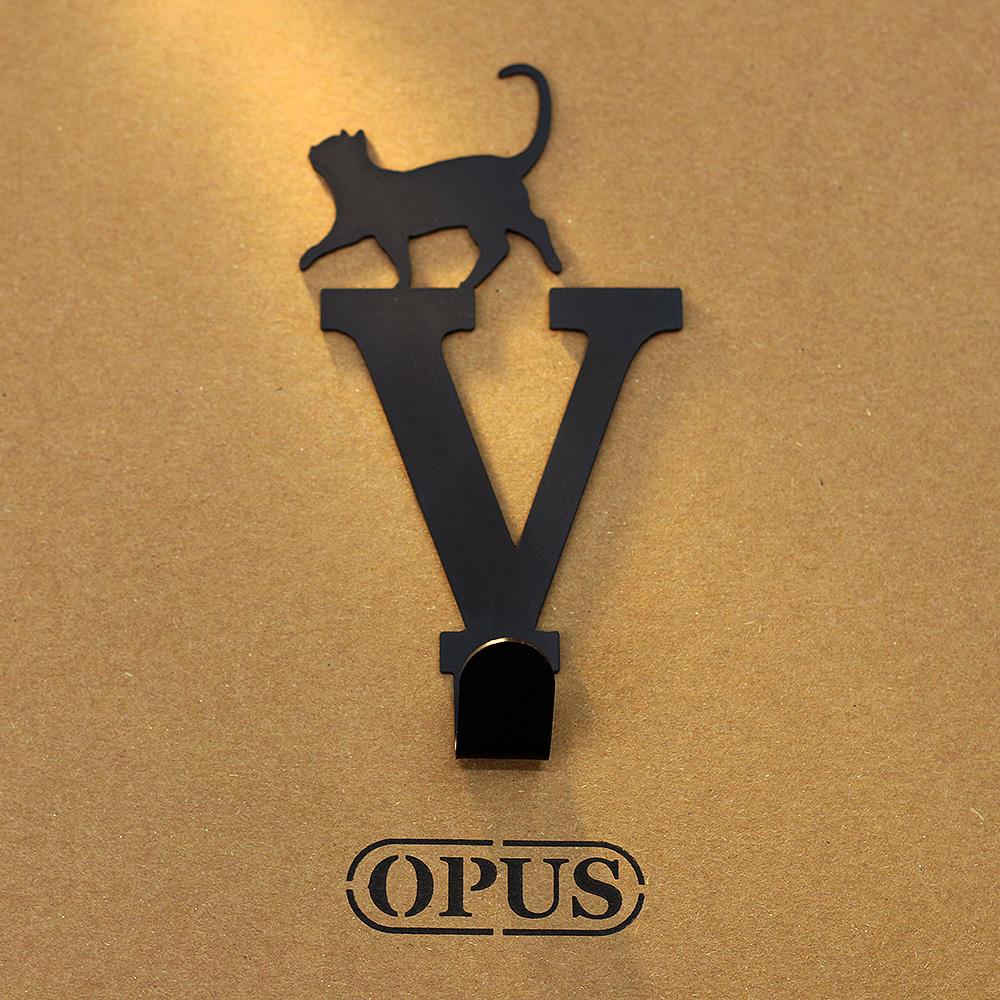 【OPUS東齊金工】當貓咪遇上字母V 壁飾掛勾 傢飾掛架生活收納衣架造型掛鉤無痕 HO-ca10-V(B)