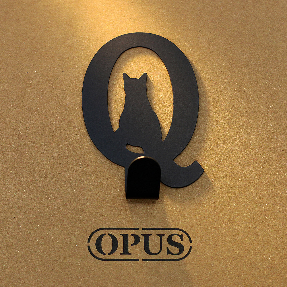 【OPUS東齊金工】當貓咪遇上字母Q 壁飾掛勾 傢飾掛架生活收納衣架造型掛鉤無痕 HO-ca10-Q(B)