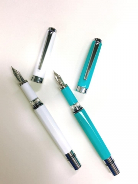 《 臺灣之光 TWSBI 三文堂 Classic鋼筆-藍青&蘋果白 活塞上墨 有4種尖可選》