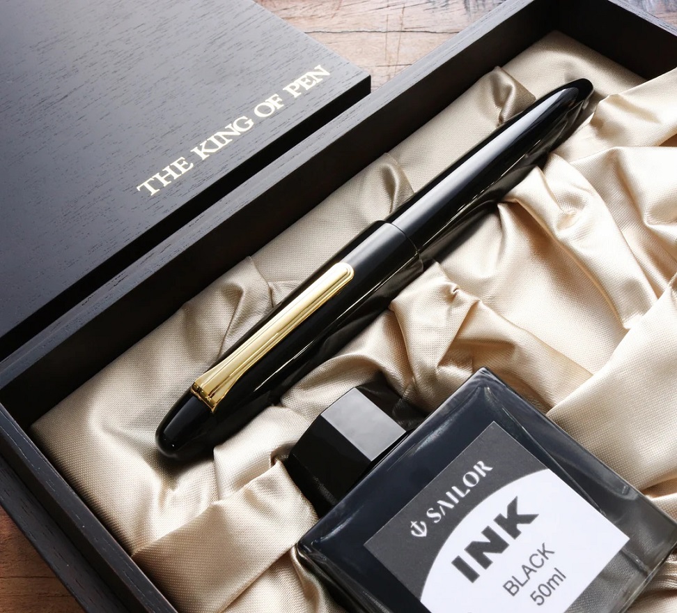 日本 寫樂 SAILOR 筆王KOP 圓頭黑硬膠金夾鋼筆(11-7002)精美墨水禮盒