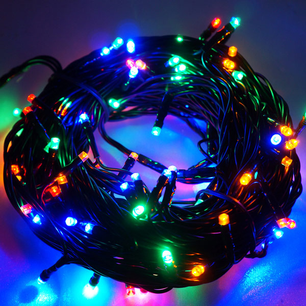 摩達客 100燈LED燈串聖誕燈 (四彩色光黑線)(附控制器跳機)(高亮度又省電)