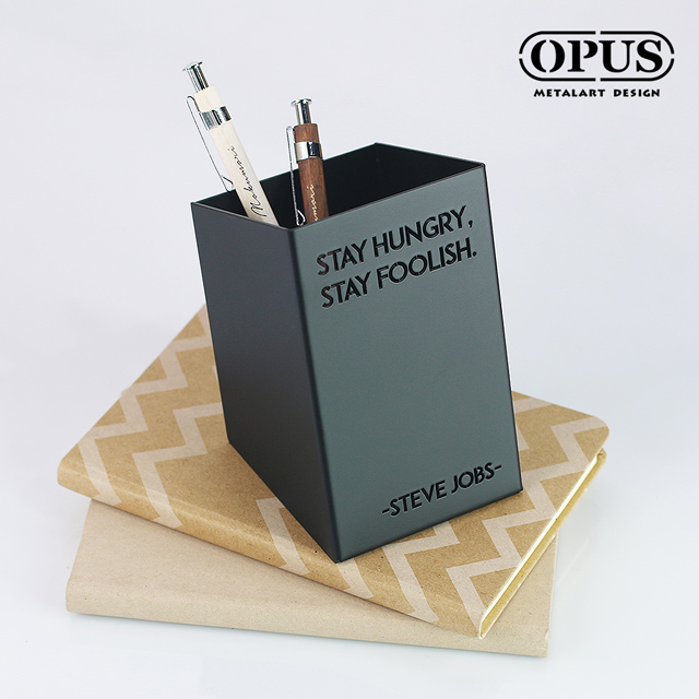 Opus東齊金工 歐式鐵藝名言筆筒 賈柏斯 經典黑 桌面整理辦公文具小物收納收架筒禮品pe Stb Pchome 24h購物